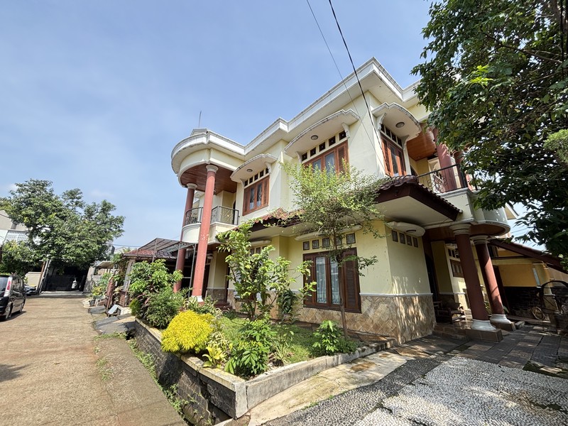 Rumah Luas 2.5  Lantai Semi Furnished di Permata Puri II Cimanggis Depok 