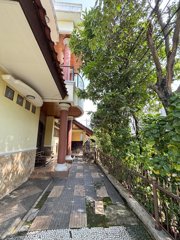 Rumah Luas 2.5  Lantai Semi Furnished di Permata Puri II Cimanggis Depok 