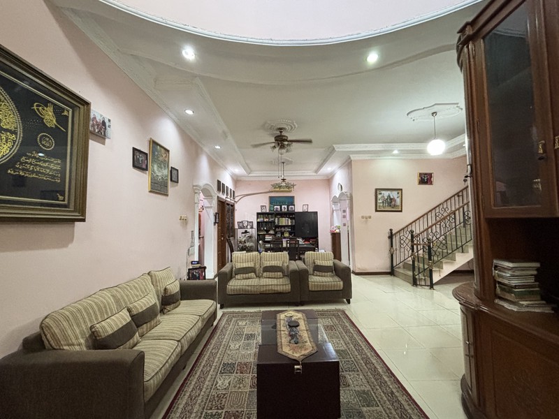 Rumah Luas 2.5  Lantai Semi Furnished di Permata Puri II Cimanggis Depok 