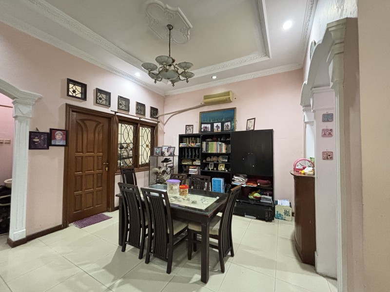 Rumah Luas 2.5  Lantai Semi Furnished di Permata Puri II Cimanggis Depok 