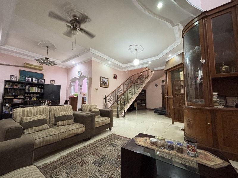 Rumah Luas 2.5  Lantai Semi Furnished di Permata Puri II Cimanggis Depok 