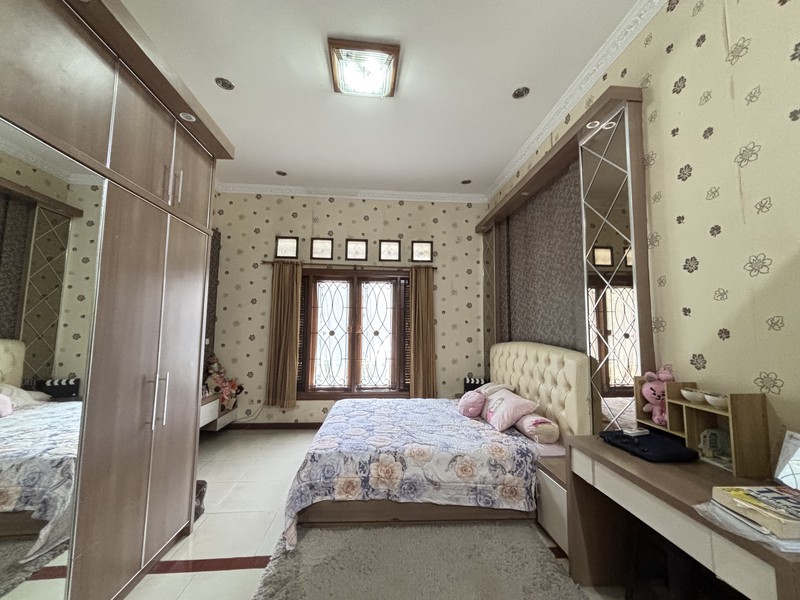 Rumah Luas 2.5  Lantai Semi Furnished di Permata Puri II Cimanggis Depok 