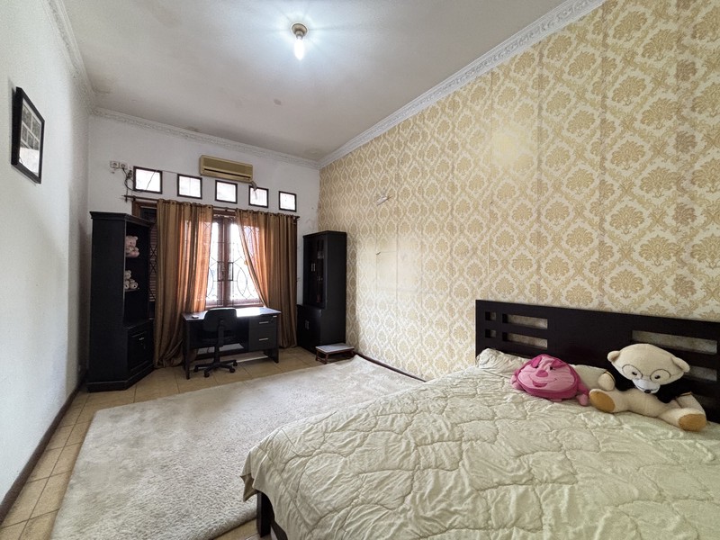 Rumah Luas 2.5  Lantai Semi Furnished di Permata Puri II Cimanggis Depok 