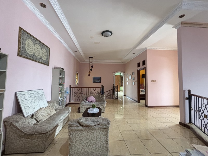 Rumah Luas 2.5  Lantai Semi Furnished di Permata Puri II Cimanggis Depok 