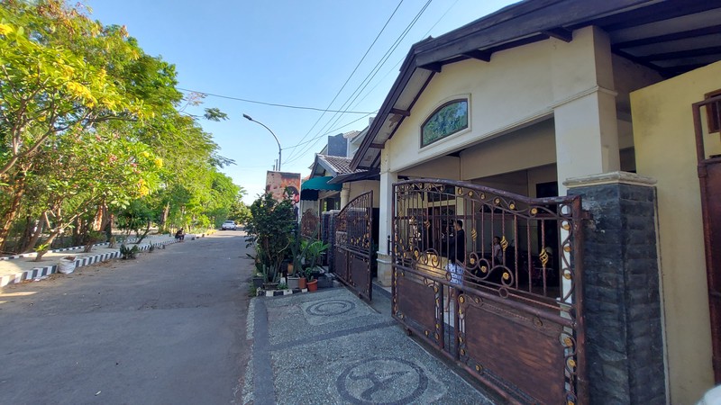 Prime Corner Property in Rungkut Asri Utura, East Surabaya - Luxury 2-Storey Residence with 388 m&#xb2; Land