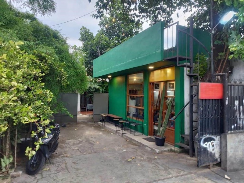 Di Bawah NJOP: Rumah Tinggal dan Warung Kopi Satu Setengah Lantai di Pinggir Jalan Ramai, Bintaro Permai, Pesanggrahan