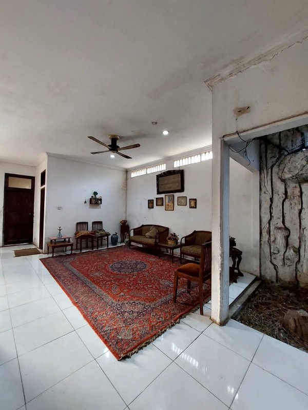 Di Bawah NJOP: Rumah Tinggal dan Warung Kopi Satu Setengah Lantai di Pinggir Jalan Ramai, Bintaro Permai, Pesanggrahan