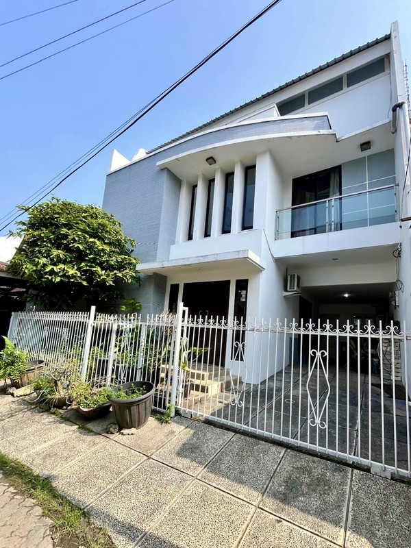 Rumah 2 Lantai, Bagus, Siap huni, lokasi strategis di Bintaro