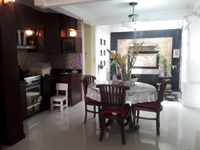 Rumah 2 Lantai, Bagus, Siap huni, lokasi strategis di Bintaro