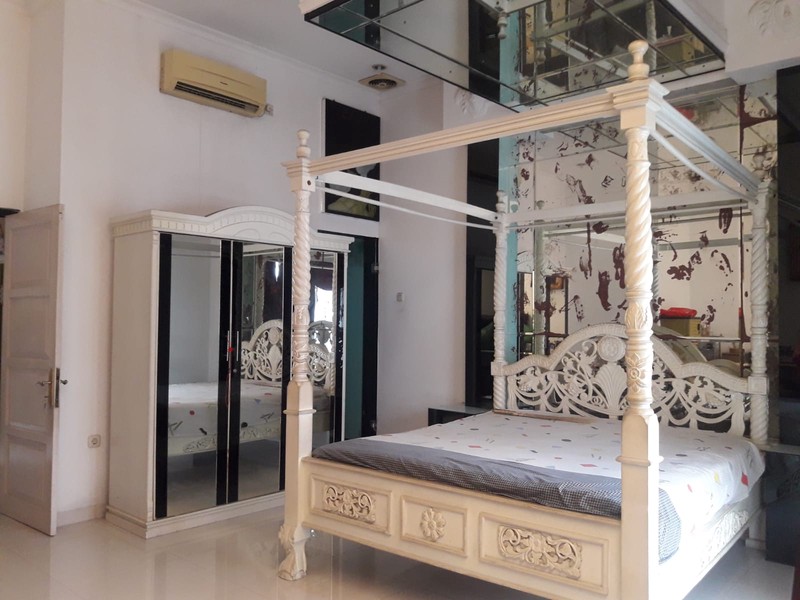 Rumah 2 Lantai, Bagus, Siap huni, lokasi strategis di Bintaro