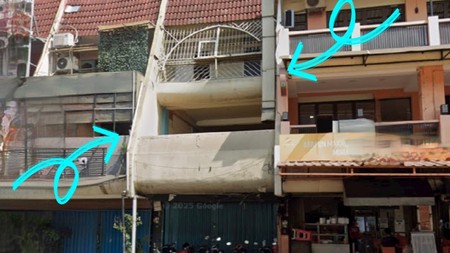 Ruko Boulevard Raya, Kelapa Gading. Di salah satu pusat makanan Kelapa Gading yang tetap terkenal dan selalu dicari pengusaha kuliner