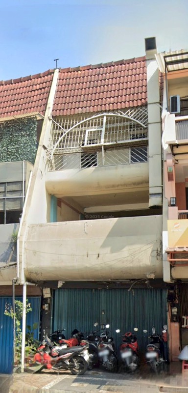 Ruko Boulevard Raya, Kelapa Gading. Di salah satu pusat makanan Kelapa Gading yang tetap terkenal dan selalu dicari pengusaha kuliner