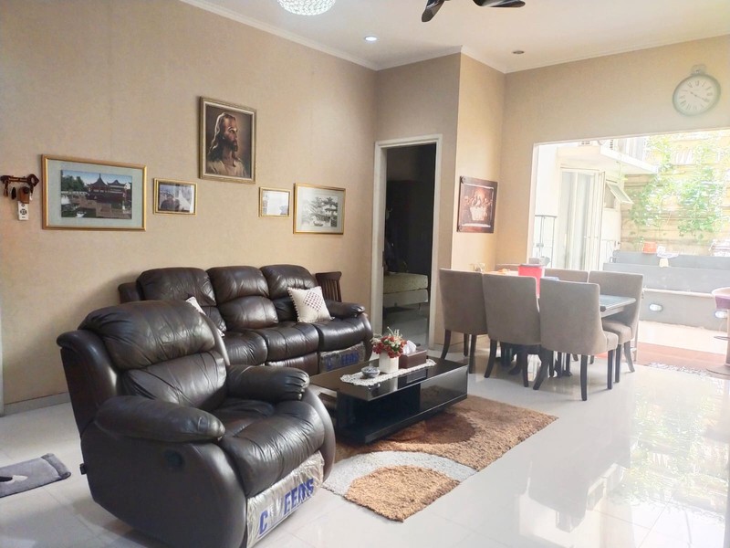 Dijual Rumah Araya 2 Galaxy Bumi Permai Surabaya Timur - Row Jalan LEBAR 3 Mobil - Siap Huni 