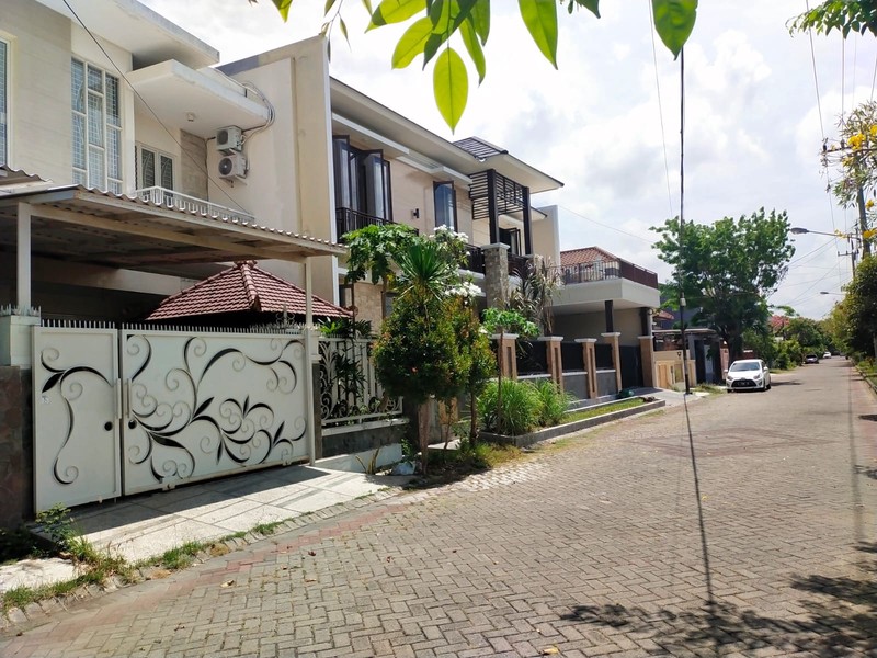 Dijual Rumah Araya 2 Galaxy Bumi Permai Surabaya Timur - Row Jalan LEBAR 3 Mobil - Siap Huni 