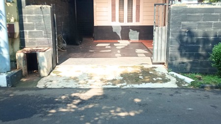 Rumah Luas dan Nyaman 2 Lantai di Lokasi Strategis di Pejaten