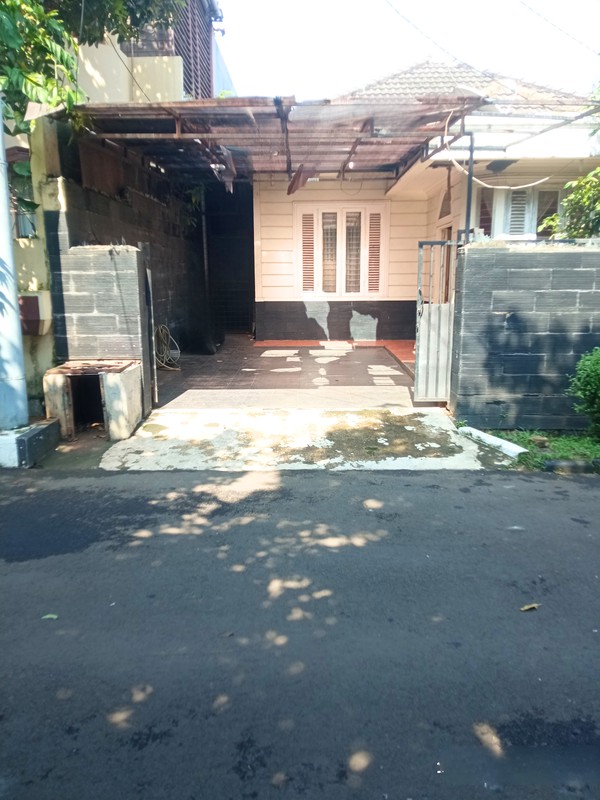 Rumah Luas dan Nyaman 2 Lantai di Lokasi Strategis di Pejaten