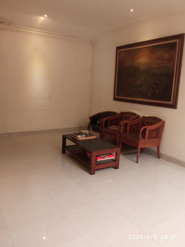 Rumah Luas dan Nyaman 2 Lantai di Lokasi Strategis di Pejaten