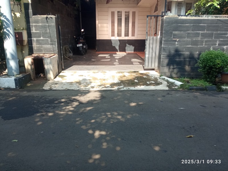 Rumah Luas dan Nyaman 2 Lantai di Lokasi Strategis di Pejaten