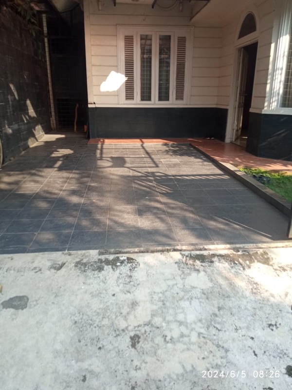 Rumah Luas dan Nyaman 2 Lantai di Lokasi Strategis di Pejaten