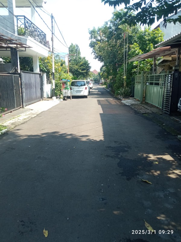 Rumah Luas dan Nyaman 2 Lantai di Lokasi Strategis di Pejaten