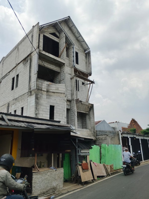 Dijual Bangunan utk kost- kos an sdh jd struktur 3 1/2 lantai.   Lokasi strategis di Pd Pucung. Shm. Dekat ke area ps modern sek 7, RSPI bintaro, area kuliner freshmart , perkantoran .