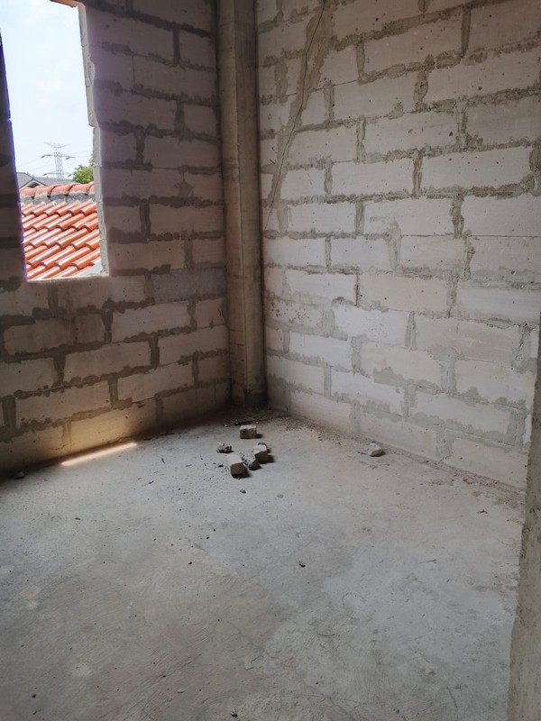 Dijual Bangunan utk kost- kos an sdh jd struktur 3 1/2 lantai.   Lokasi strategis di Pd Pucung. Shm. Dekat ke area ps modern sek 7, RSPI bintaro, area kuliner freshmart , perkantoran .