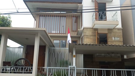 Rumah rapi  split level di Nusa Loka BSD