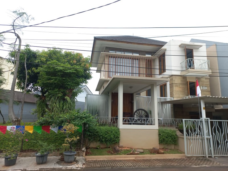 Rumah rapi  split level di Nusa Loka BSD