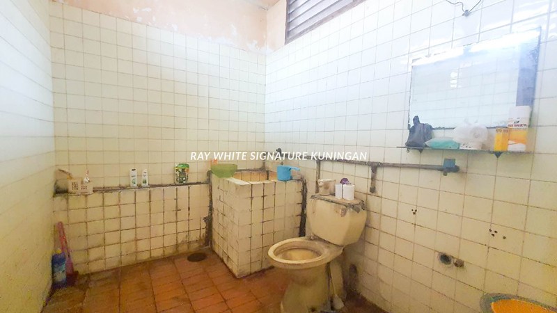 Dijual Rumah Lama Hitung Tanah di Jl Komplek DDN