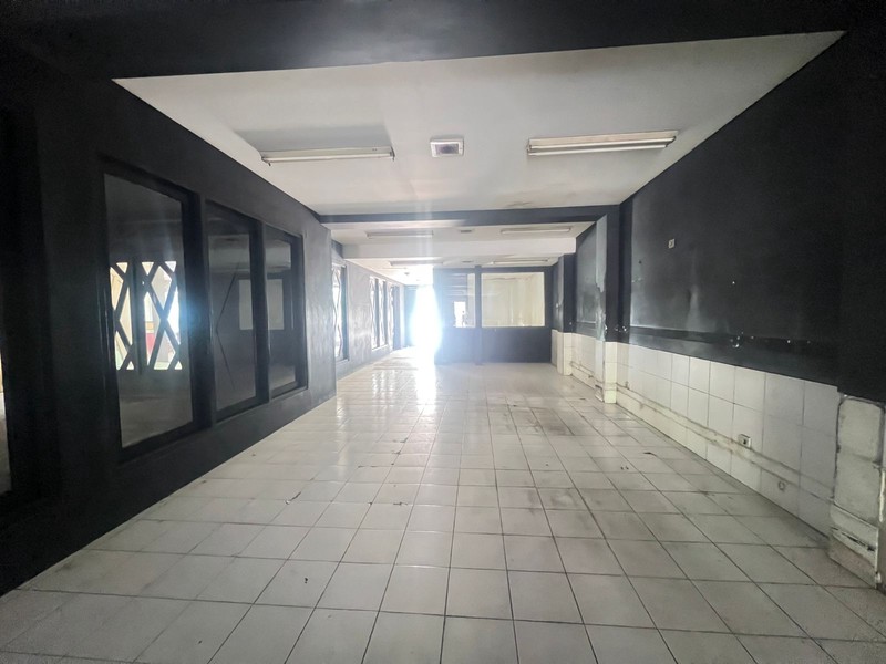 JUAL CEPAT dan MURAH Kantor Ex. Showroom Jl. Raya Diponegoro Surabaya Pusat