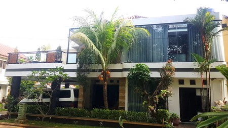 Rumah Luas 2 Lantai Dalam Komplek Asri dan Strategis di Cirendeu