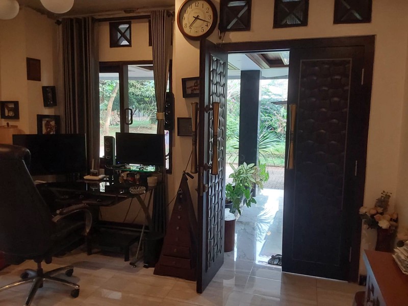 Rumah Luas 2 Lantai Dalam Komplek Asri dan Strategis di Cirendeu