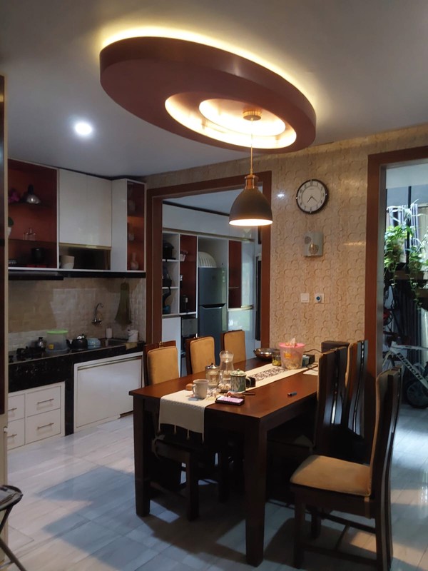 Rumah Luas 2 Lantai Dalam Komplek Asri dan Strategis di Cirendeu