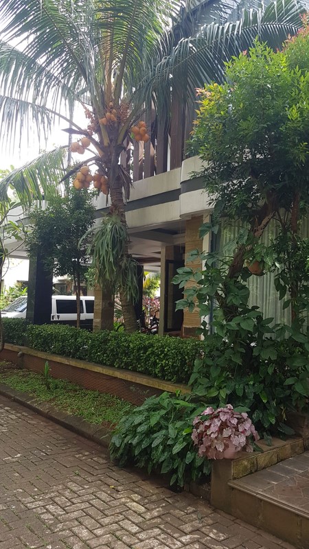 Rumah Luas 2 Lantai Dalam Komplek Asri dan Strategis di Cirendeu