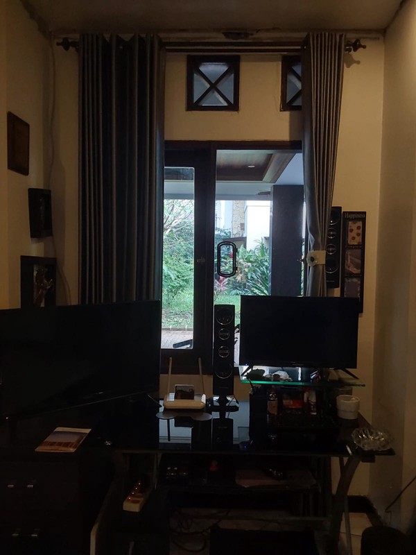 Rumah Luas 2 Lantai Dalam Komplek Asri dan Strategis di Cirendeu