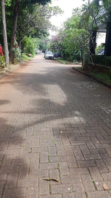 Rumah Luas 2 Lantai Dalam Komplek Asri dan Strategis di Cirendeu