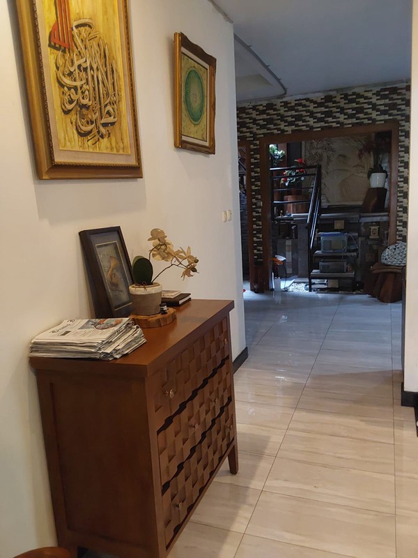 Rumah Luas 2 Lantai Dalam Komplek Asri dan Strategis di Cirendeu