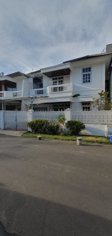 Rumah desain orisinil Summarecon di Janur Elok, Kelapa Gading. Rapih. Siap huni. 11x20m2