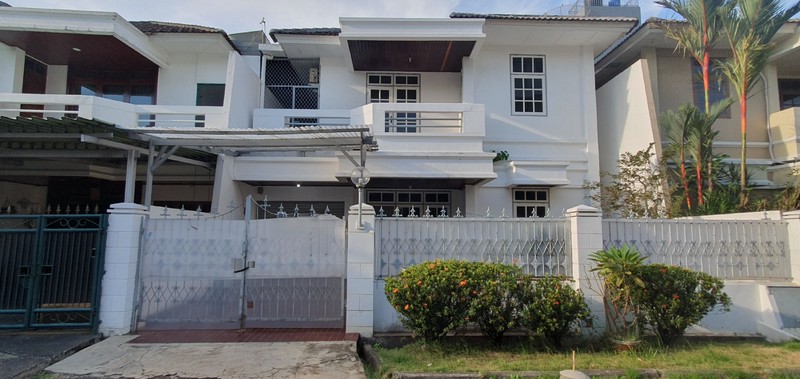 Rumah desain orisinil Summarecon di Janur Elok, Kelapa Gading. Rapih. Siap huni. 11x20m2