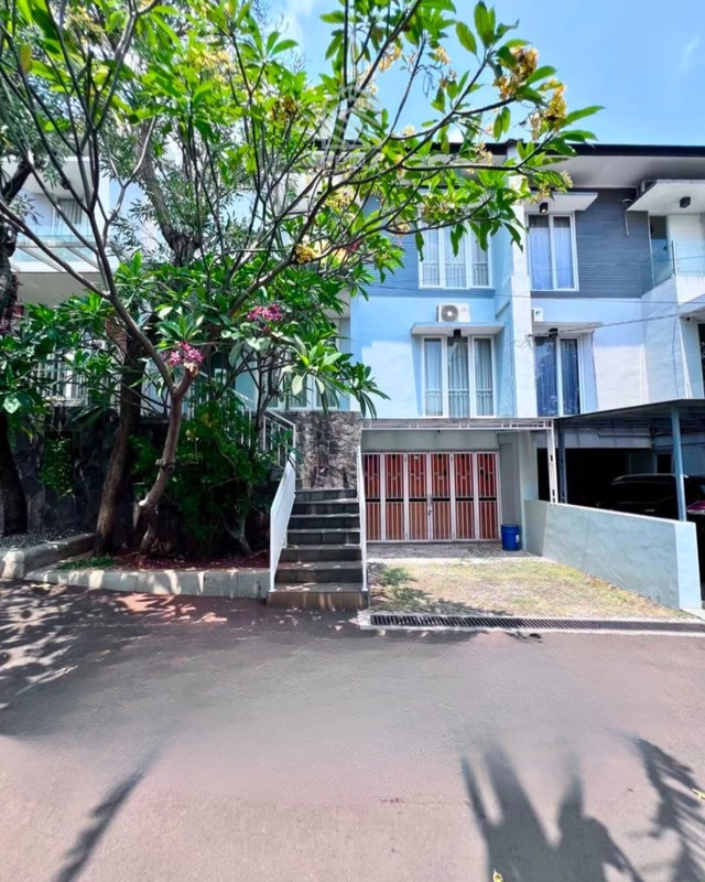 Rumah Mewah Dalam Cluster