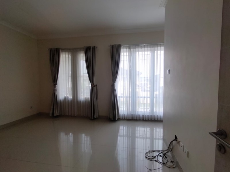 DISEWAKAN RUMAH DI GRAND WISATA CLUSTER WATER SPRING. 2 Lantai 4KT/4KM, Modern, Selangkah ke Living World!