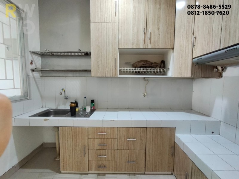 DISEWAKAN RUMAH DI GRAND WISATA CLUSTER WATER SPRING. 2 Lantai 4KT/4KM, Modern, Selangkah ke Living World!