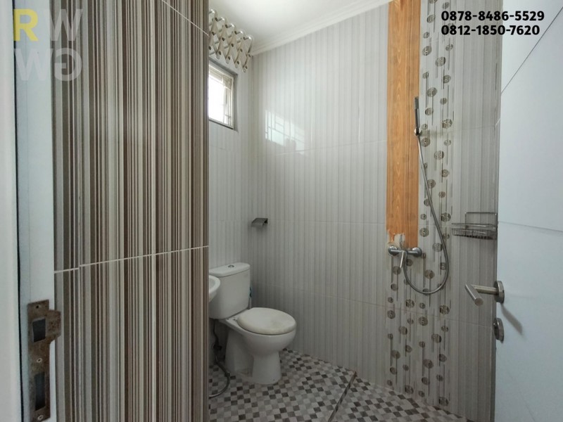 DISEWAKAN RUMAH DI GRAND WISATA CLUSTER WATER SPRING. 2 Lantai 4KT/4KM, Modern, Selangkah ke Living World!