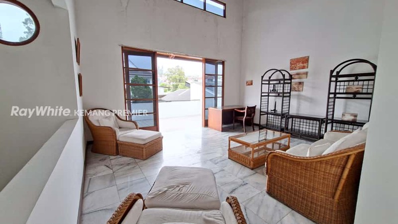 Villa Aristik - Full Furnished ( Gaya Mediteranian - Eks Ekspatriat, Australia )