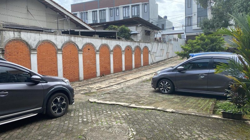 RUMAH PINGGIR JALAN RAYA CISALAK PASAR BISA UNTUK USAHA HARGA NEGO SEKALI