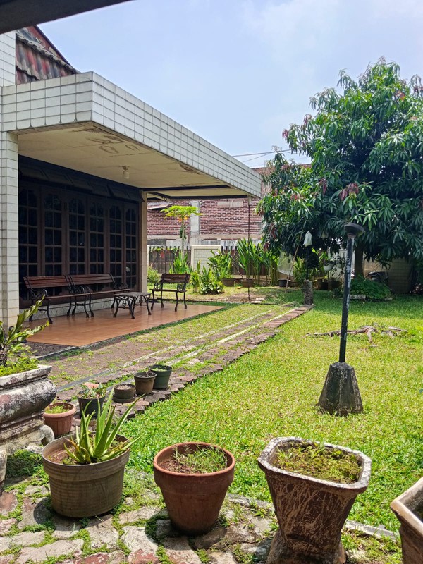 Rumah di Bukit Nusa Indah Serua Ciputat Dengan Halaman Luas