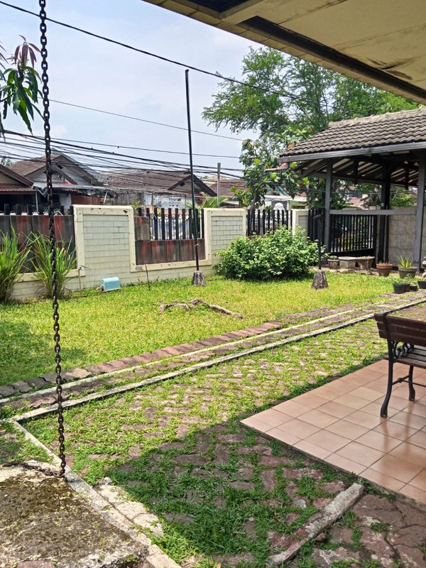 Rumah di Bukit Nusa Indah Serua Ciputat Dengan Halaman Luas