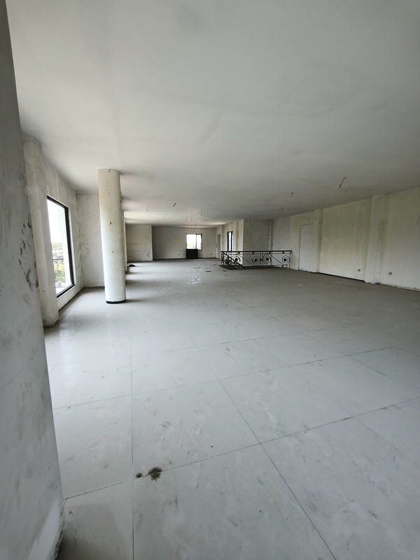 Disewakan Gedung Tiga Lantai  Ada Lift  Jalan Raya Mayjen Sungkono Surabaya Barat