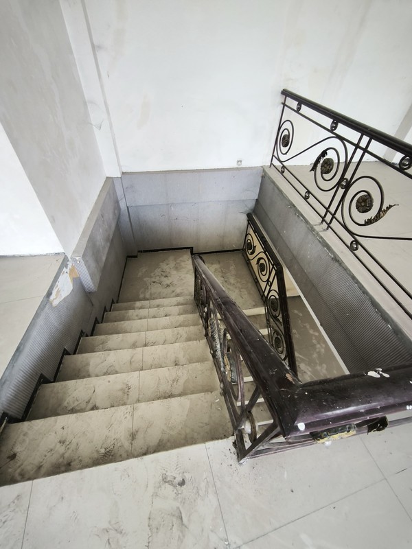 Disewakan Gedung Tiga Lantai  Ada Lift  Jalan Raya Mayjen Sungkono Surabaya Barat