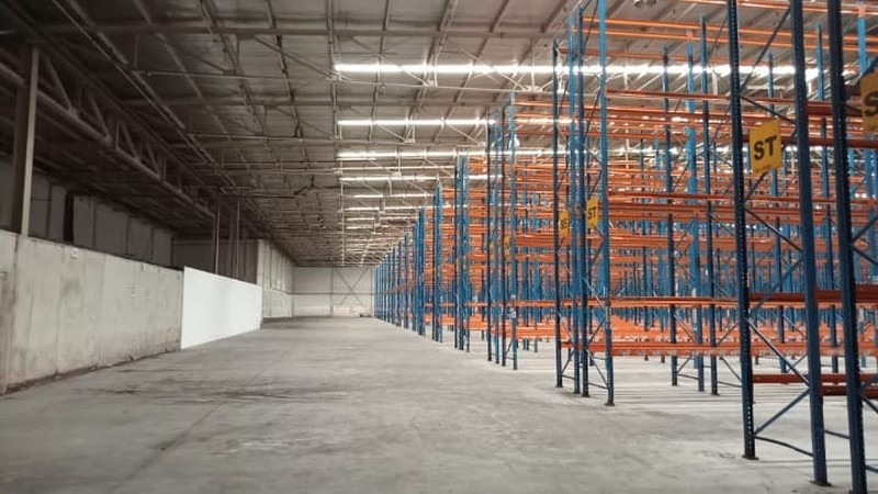 DISEWAKAN Gudang Siap Pakai Fasilitas Loading Dock di Margomulyo Surabaya